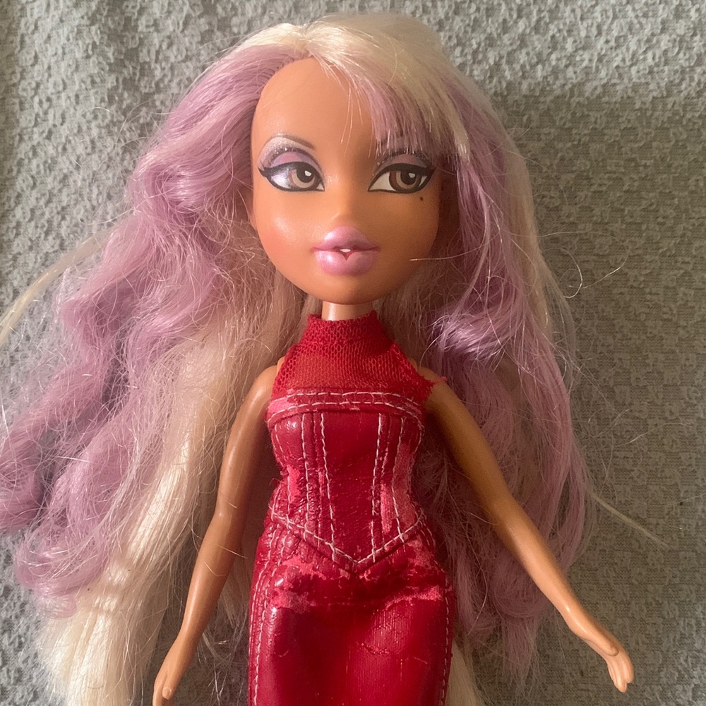 Yazmin platinum sparkle Bratz doll